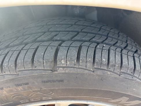 Used 2024 Chrysler Pacifica Touring-L image 12