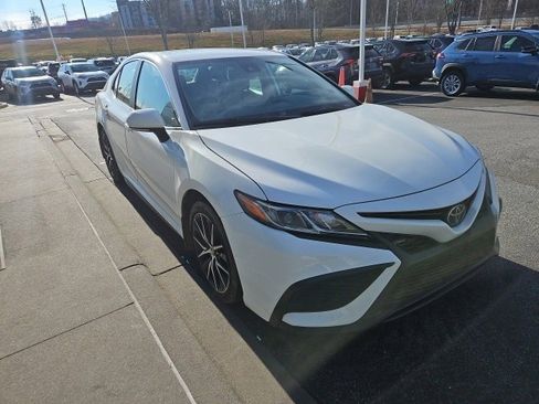 Used 2022 Toyota Camry SE image 2