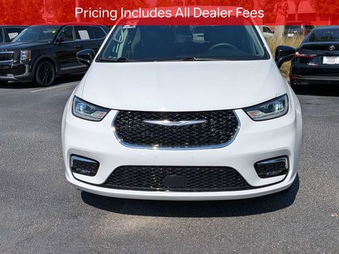 Used 2024 Chrysler Pacifica Touring-L FWD image 9