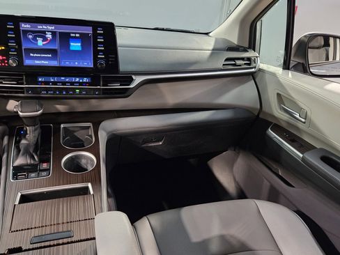 Used 2022 Toyota Sienna XLE image 11