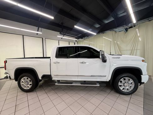 Used 2024 Chevrolet Silverado 2500 High Country AWD/4WD image 3