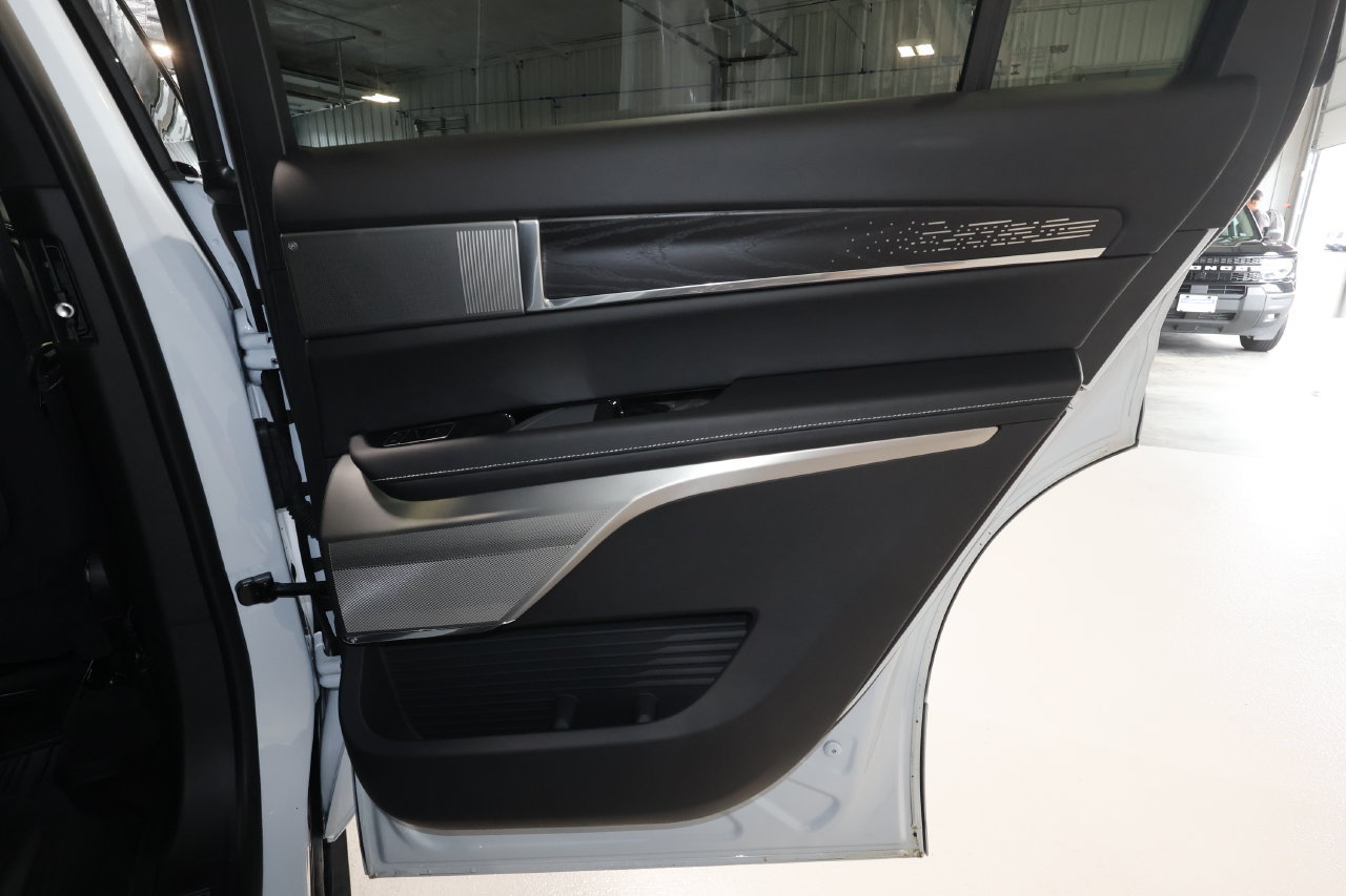 Used 2026 Cadillac Vistiq Platinum w/ LPO, Floor Liner Package AWD/4WD image 19