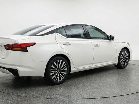 Used 2025 Nissan Altima 2.5 SV image 9