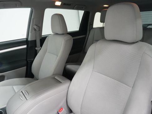 Used 2019 Toyota Highlander LE FWD image 11