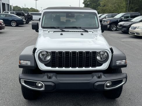 Used 2025 Jeep Gladiator Sport AWD/4WD image 2