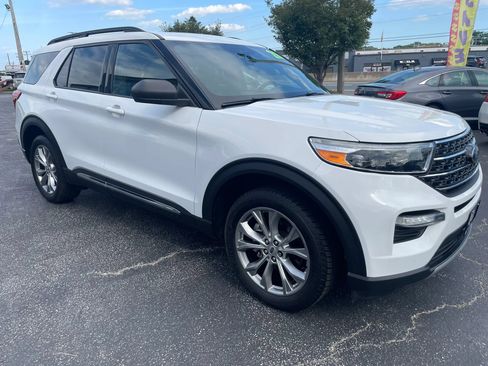 Used 2020 Ford Explorer XLT w/ Equipment Group 202A AWD/4WD image 3