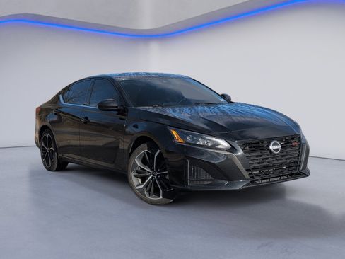 Used 2025 Nissan Altima 2.5 SR image 2