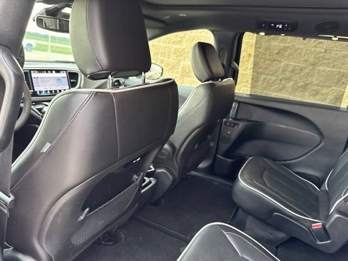 Used 2026 Chrysler Pacifica Limited FWD image 12