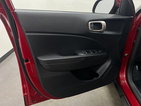 Used 2025 Hyundai Venue SEL FWD image 11