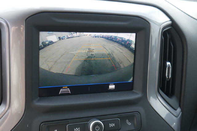 Used 2020 Chevrolet Silverado 1500 Custom w/ Custom Value Package AWD/4WD image 3