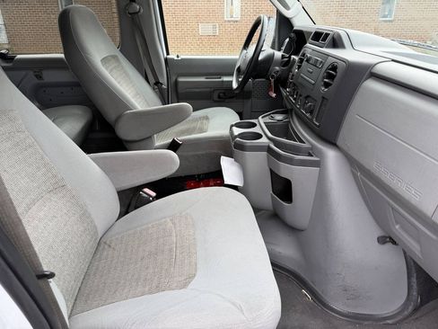 Used 2010 Ford E-350 and Econoline 350 XLT RWD image 18
