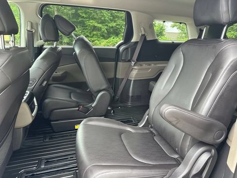 Used 2026 Kia Carnival EX FWD image 17