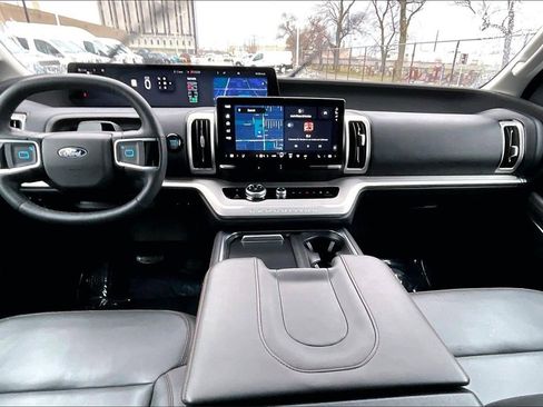 Certified 2025 Ford Expedition Active image 14