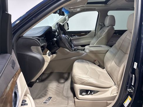 Used 2019 Cadillac Escalade Premium Luxury image 32