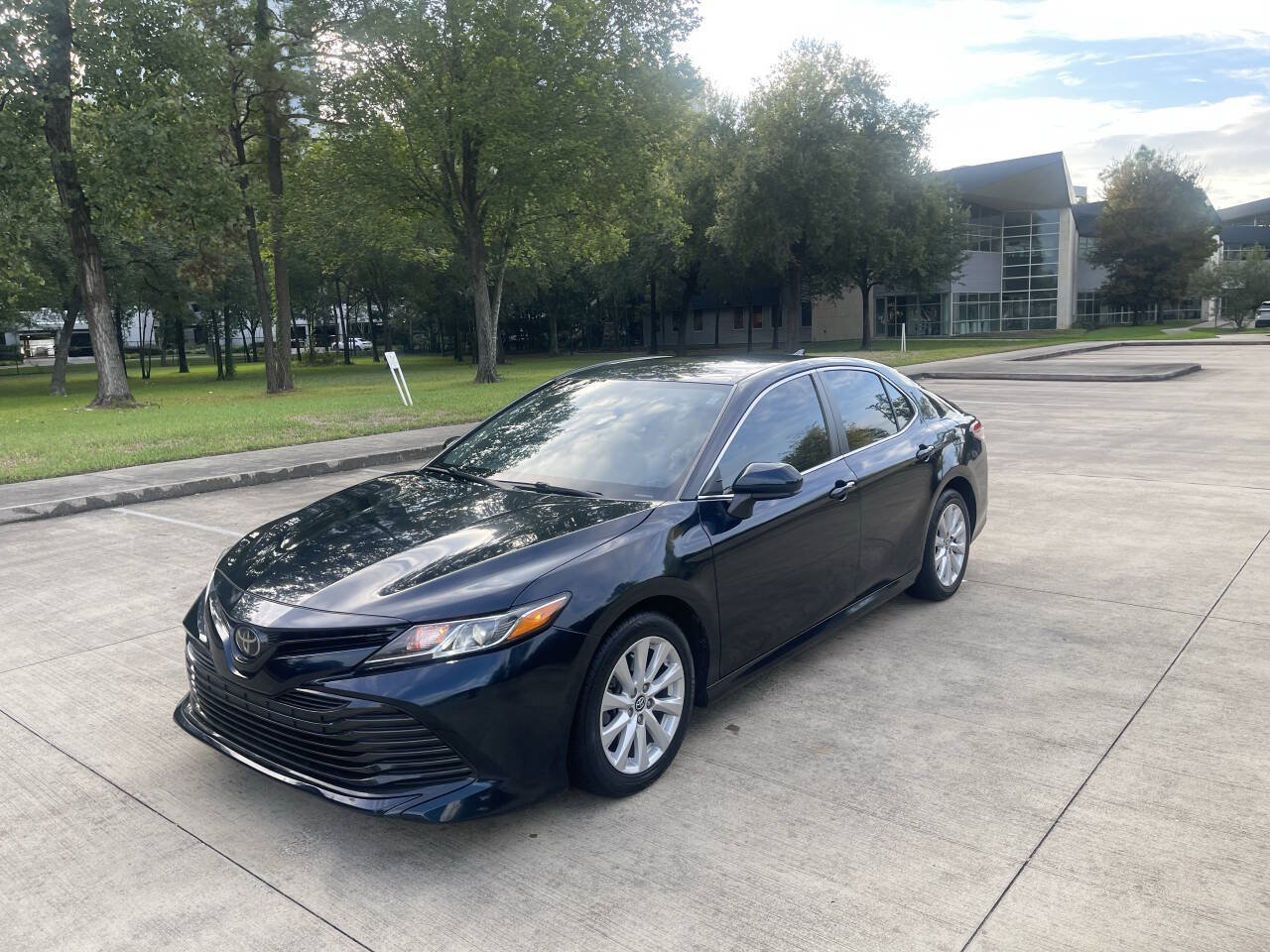 Used 2020 Toyota Camry LE FWD image 1
