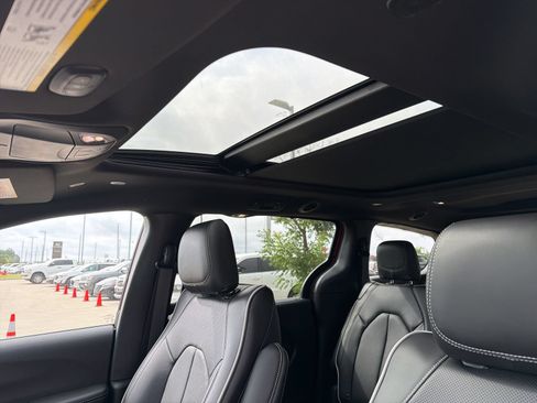 New 2027 Chrysler Pacifica Limited FWD image 20