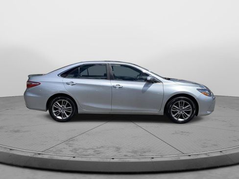 Used 2017 Toyota Camry SE w/ Moonroof Package FWD image 2