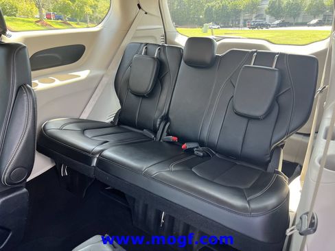 Used 2024 Chrysler Pacifica Touring-L FWD image 23