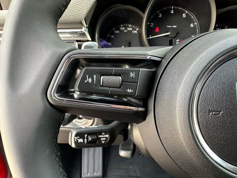 Used 2025 Porsche Macan image 21