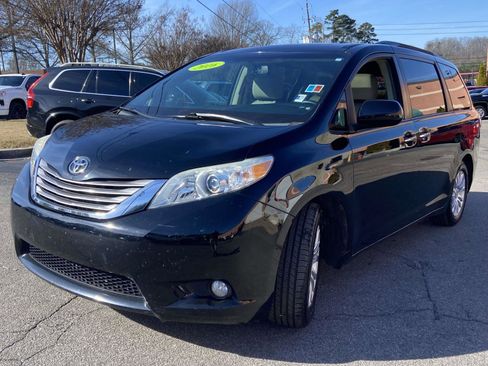 Used 2016 Toyota Sienna XLE image 28