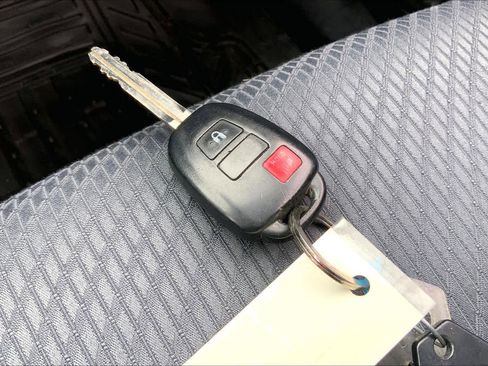 Used 2015 Toyota Highlander LE image 14