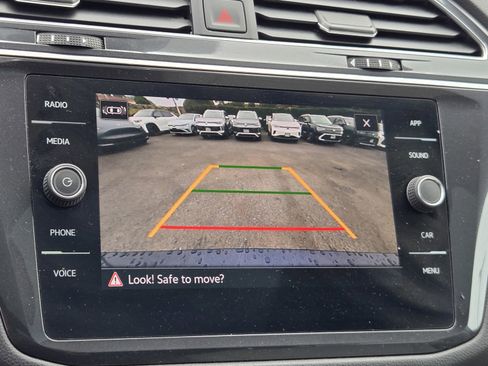 Used 2022 Volkswagen Tiguan SE w/ Panoramic Sunroof Package image 18