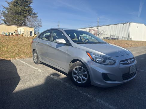 Used 2014 Hyundai Accent GLS image 3