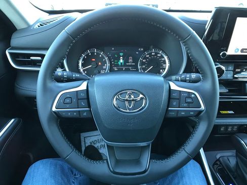 Used 2023 Toyota Highlander XLE image 18