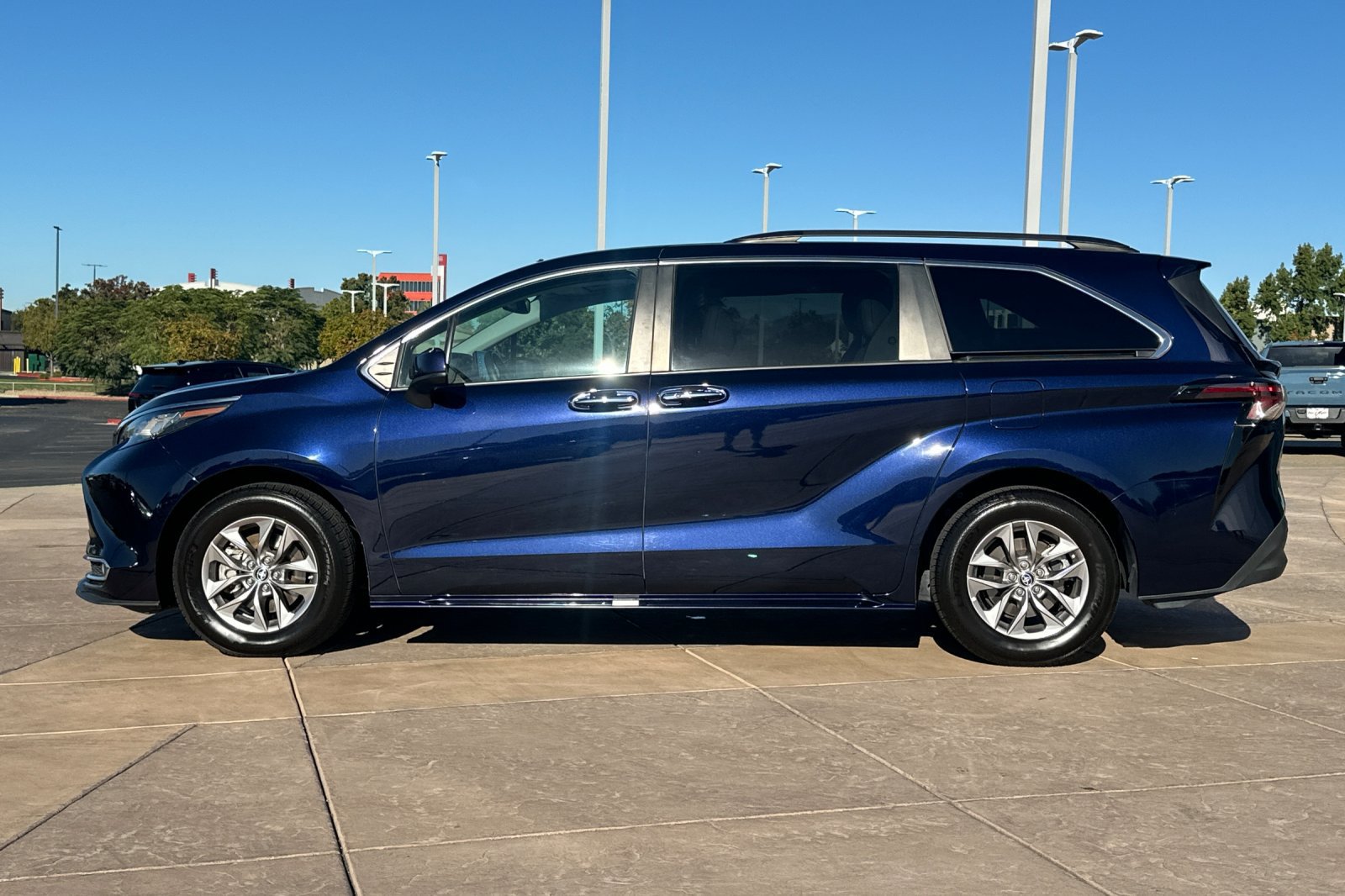 Certified 2023 Toyota Sienna XLE FWD image 8