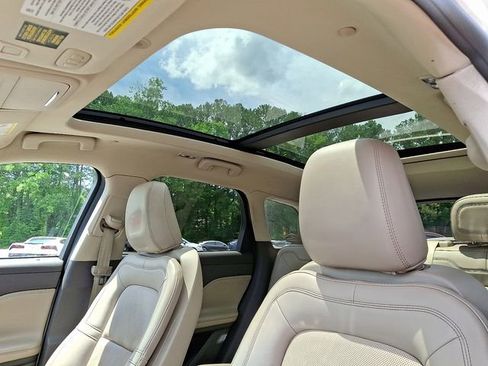 Used 2021 Lincoln Corsair AWD w/ Premium Package image 18