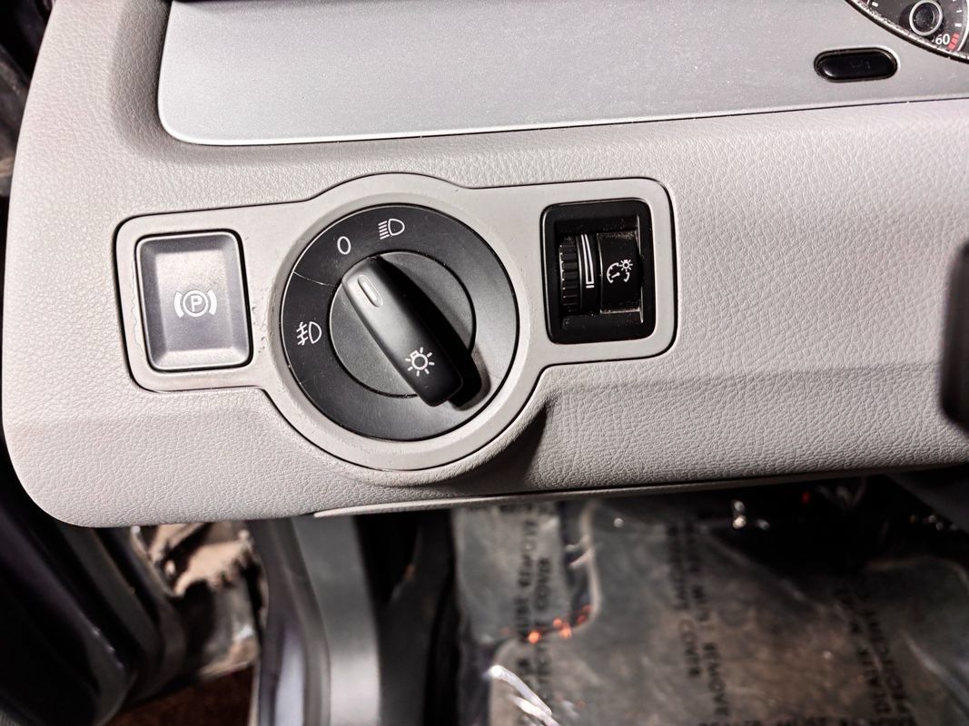 Used 2010 Volkswagen Passat Komfort FWD image 14