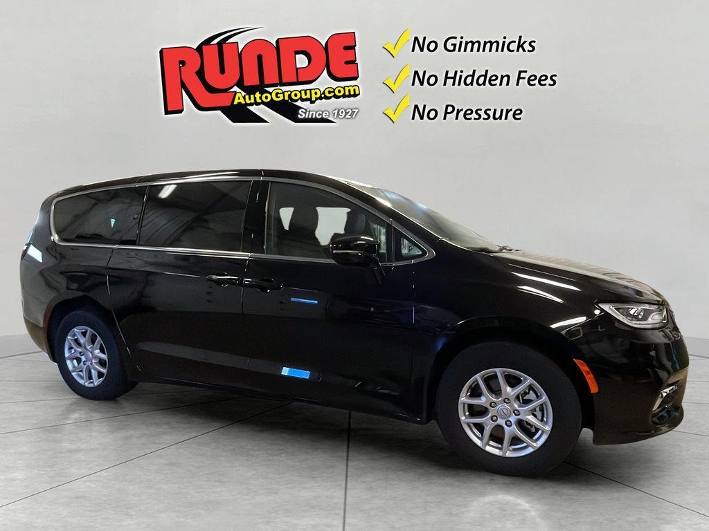 Used 2026 Chrysler Pacifica Select FWD image 8