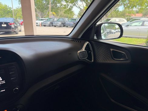 Used 2025 Kia Soul LX w/ LX Technology Package FWD image 30