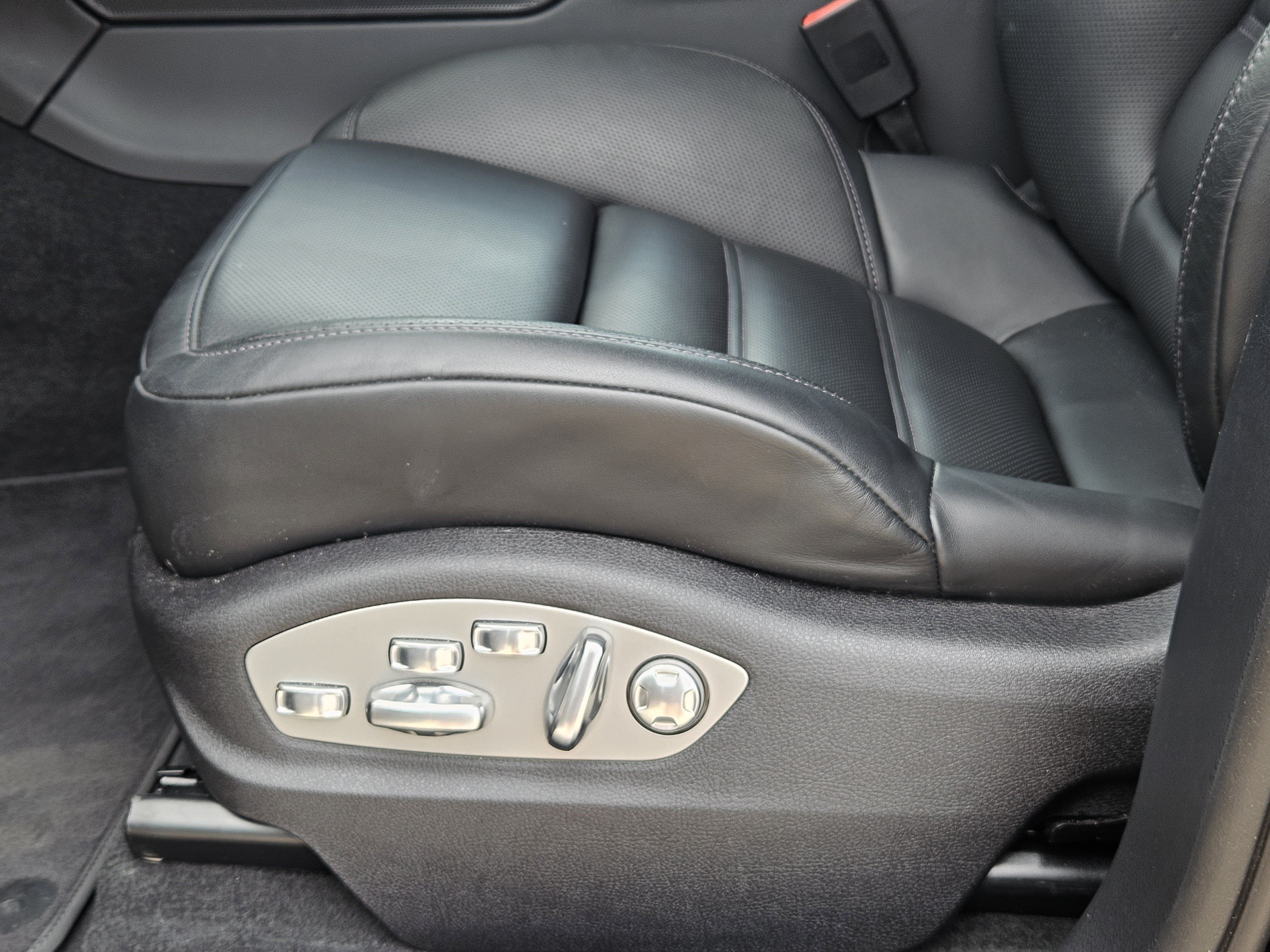 Certified 2026 Porsche Macan AWD/4WD image 23
