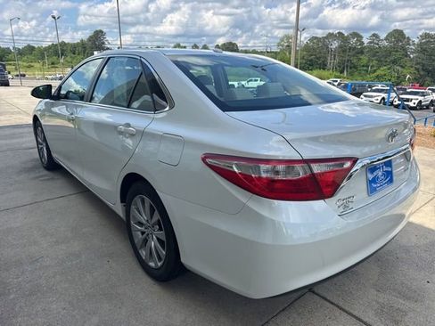 Used 2017 Toyota Camry XLE w/ Moonroof Package FWD image 5