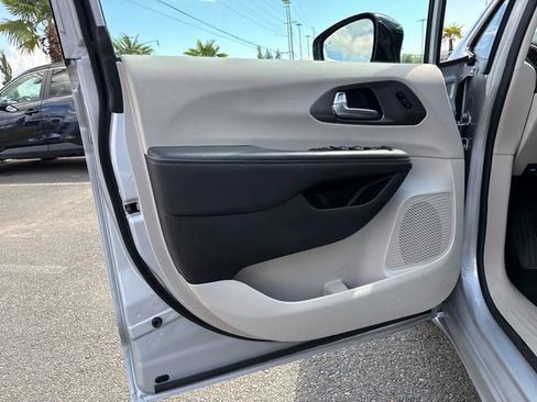 Used 2024 Chrysler Pacifica Touring-L FWD image 16