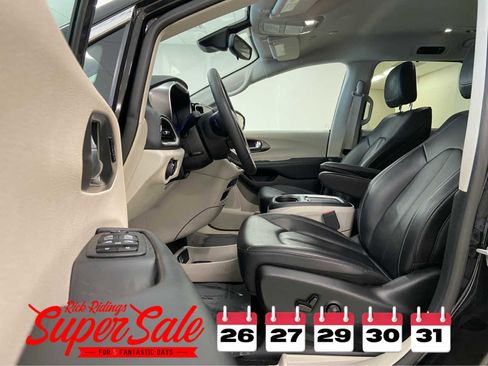 Used 2024 Chrysler Pacifica Touring-L image 12