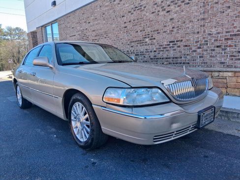 Used 2004 Lincoln Town Car Signature image 7