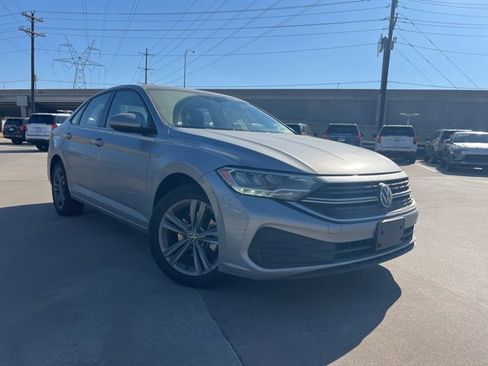 Used 2024 Volkswagen Jetta SE image 2