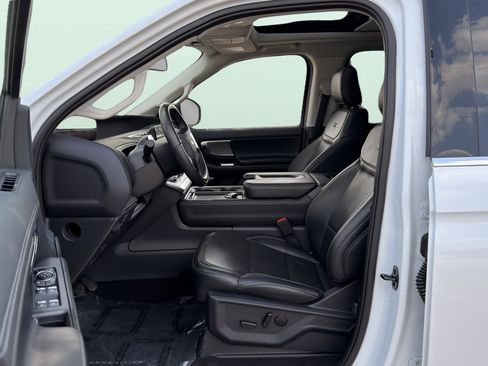 Used 2025 Ford Expedition Platinum AWD/4WD image 17