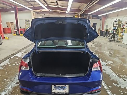 Used 2021 Hyundai Elantra SE image 24