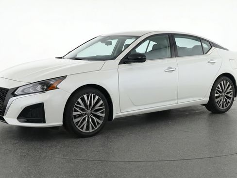 Used 2025 Nissan Altima 2.5 SV image 3