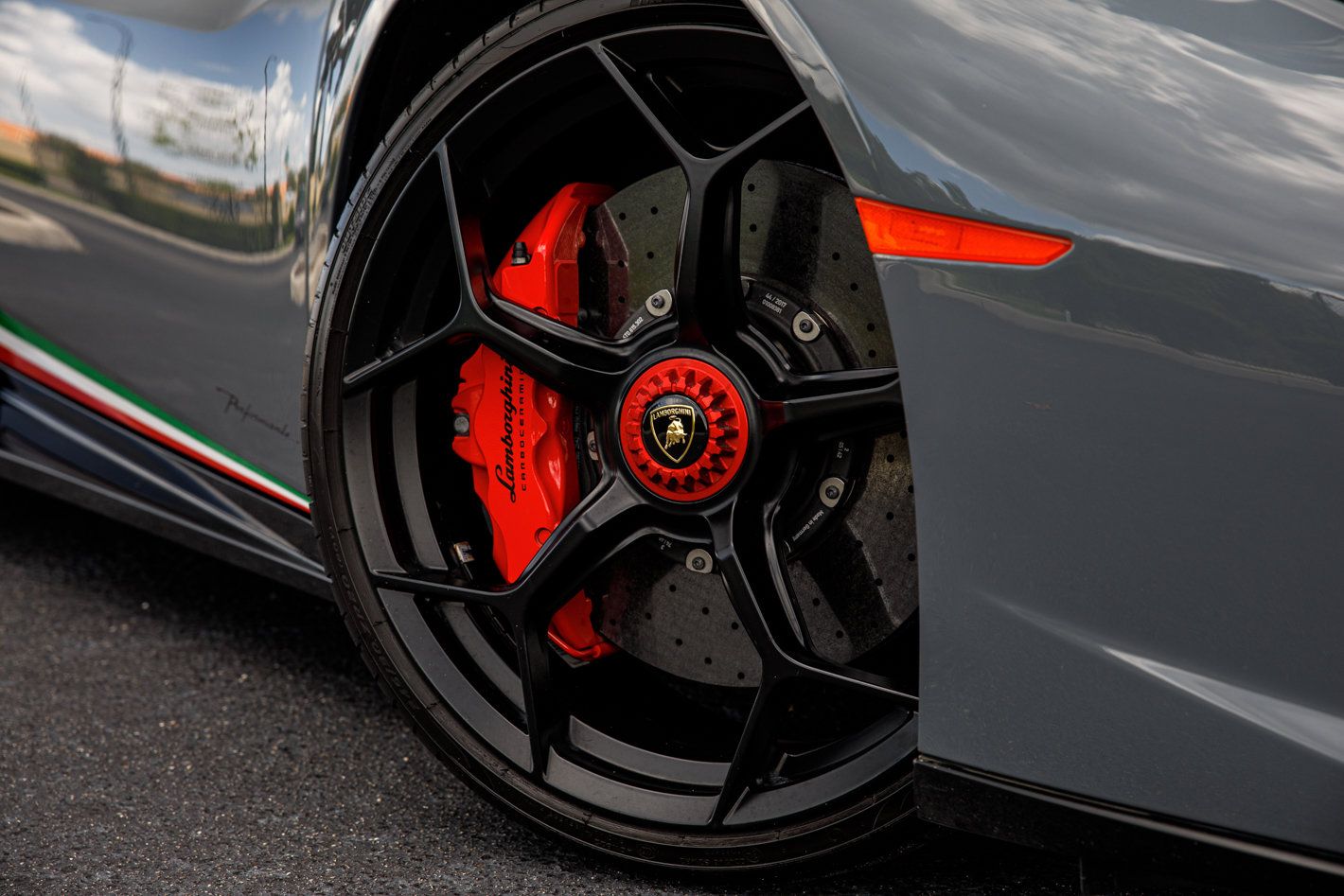 Used 2018 Lamborghini Huracan Performante AWD/4WD image 24