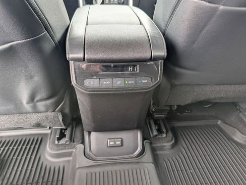 Used 2023 Toyota Highlander XLE image 18