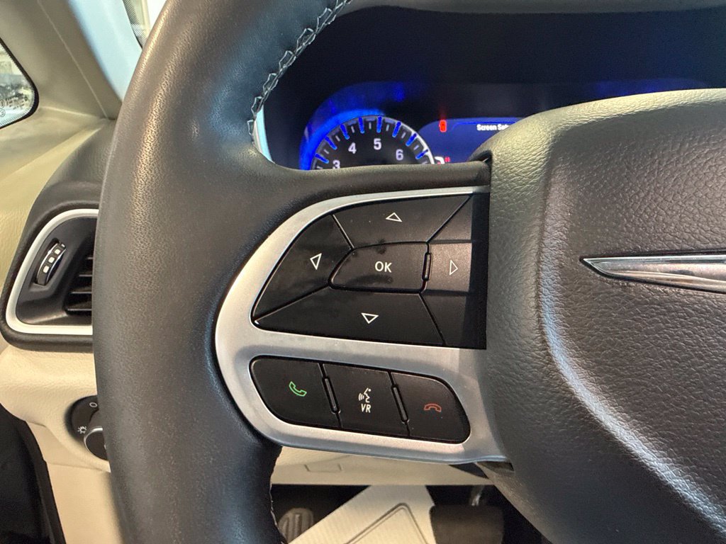Used 2024 Chrysler Pacifica Touring-L FWD image 13