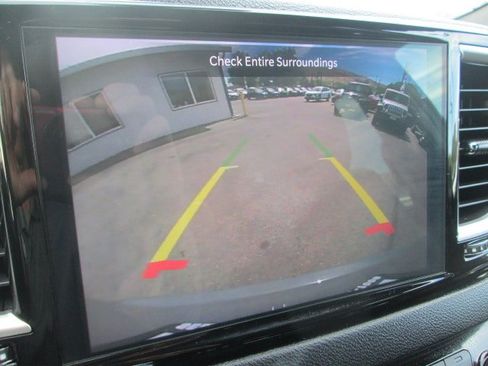 Used 2025 Chrysler Pacifica Select FWD image 18