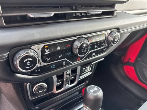 Used 2025 Jeep Wrangler Unlimited Sahara AWD/4WD image 22