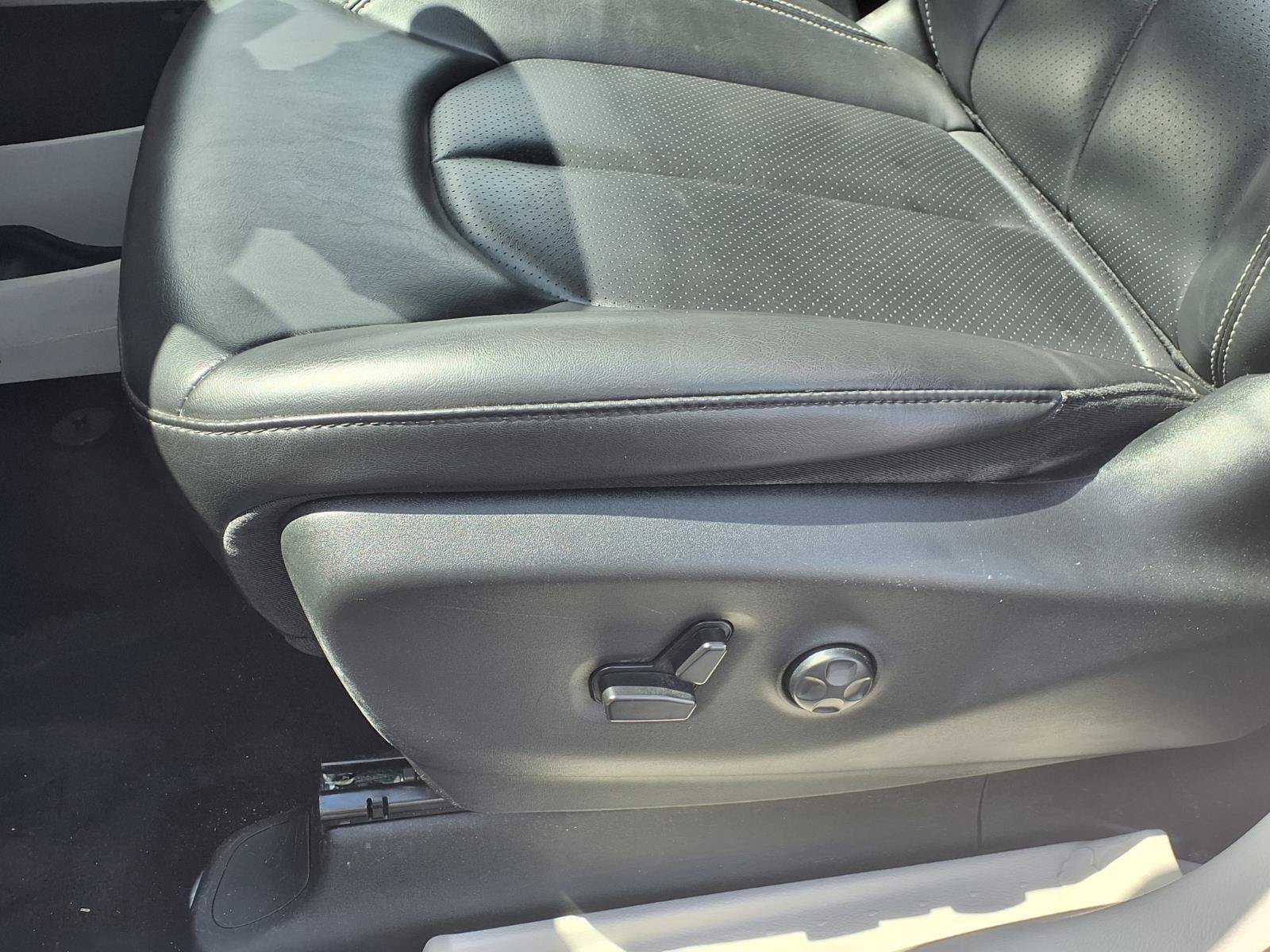 Used 2023 Chrysler Pacifica Touring-L FWD image 26