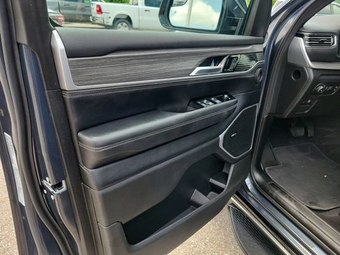 Used 2024 Jeep Wagoneer Series III AWD/4WD image 21