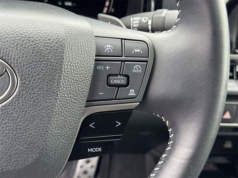 Used 2025 Toyota Camry SE image 12